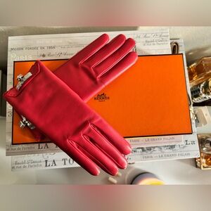 Gloves in glossed lambskin with silk lining, iconic palladium-plated buckle